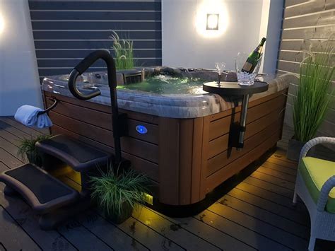 Unlike a hot tub, a whirlpool tub is filled and drained for every use, like any other regular bathtub. American Whirlpool 281 - Cornish Hot Tubs & Swim Spas