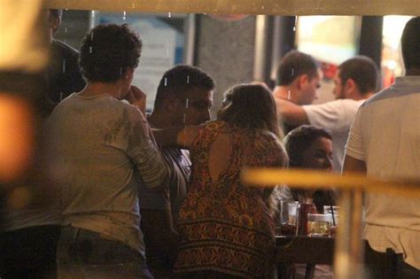 EGO Ronaldo Fenômeno troca carinhos com affair no Rio notícias de Noite