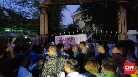 Alamat trans papua jaya yang berada di surabaya : Gubernur Lukas Enembe Ditolak Mahasiswa Papua di Surabaya