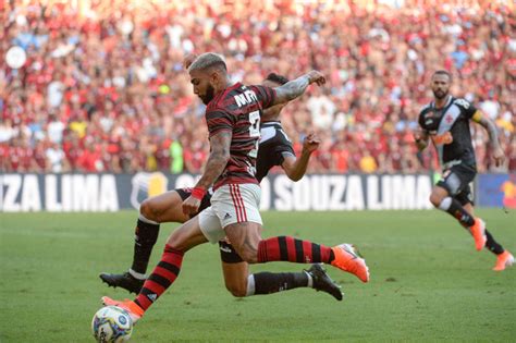 Suas cores são vermelho e preto. Vasco e Flamengo fazem clássico em Brasília pelo ...