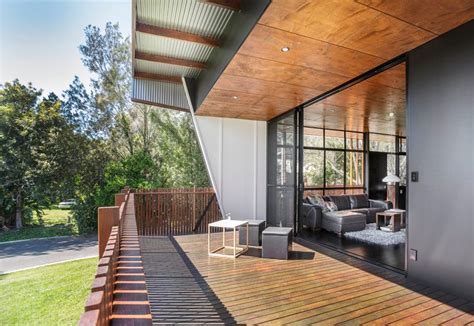 Refresh Design Reinterprets Australian Beach House With Cantilevered