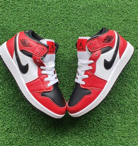 Nike Air Jordan 1 Mid Chicago Black Toe Exclusive Sneakers Sa