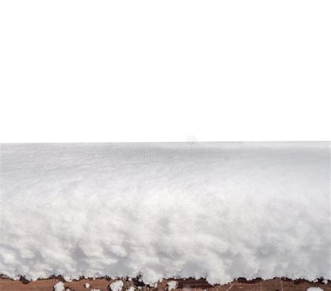 Parte Superior Da Tabela De Madeira Coberta Com A Neve Isolada No