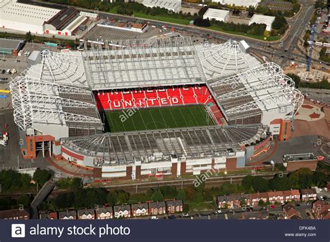 Supporters from both teams will be in place for the final in the stadion miejski. Luftaufnahme von Manchester United das Stadion Old ...