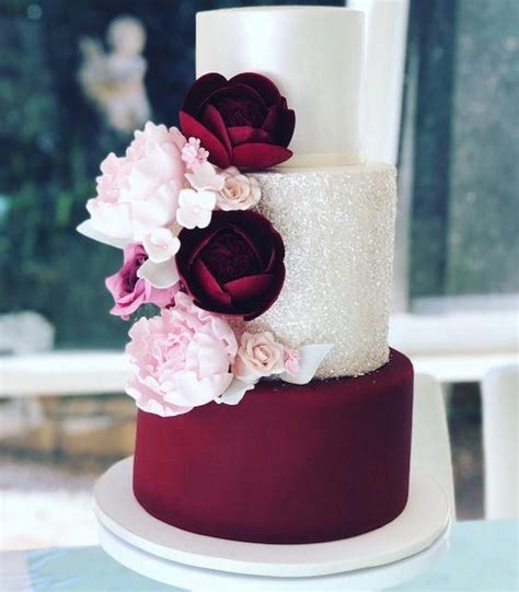 What a beautiful burgundy and blush wedding with a little golden touch to tie it all together. Burgundy and white wedding cake with blush flowers made ...