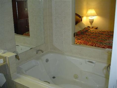 Country inn & suites by radisson, savannah gateway, ga. Whirlpool tub in the Marriott hotel. - Picture of Niagara ...