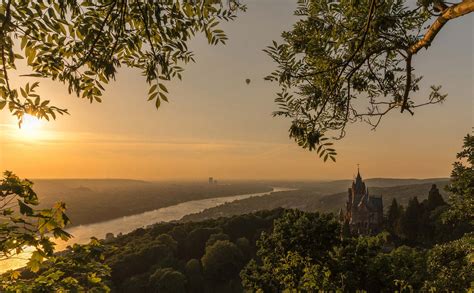 Ein reichhaltiges frühstücksbuffet sorgt für einen gelungenen start in den tag und der garten lädt zum. Haus Christel Bad Hönningen | am Rhein | Urlaub machen ...