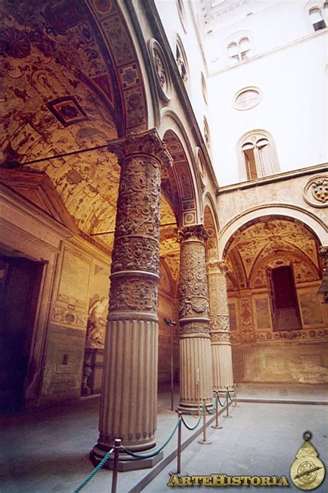 Il celeberrimo palazzo ha assunto nei secoli differenti nomi, secondo i cambiamenti politici di firenze, in origine si chiamava palazzo della signoria, successivamente palazzo dei priori, poi palazzo ducale ed oggi palazzo vecchio. Palazzo Vecchio (Florencia). Patio de Michelozzo ...