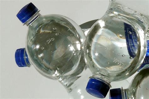 Plastik şişelerde riskli miktarda mikroplastikler bulundu | Independent ...