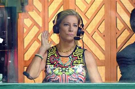 She Doesnt Demand Attention Chris Evert Takes A Cheeky Dig At Emma