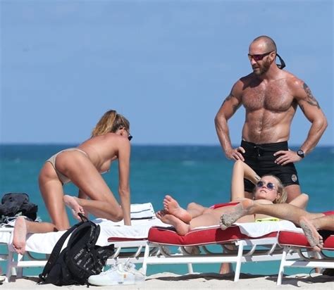 【激写】人気モデル2人、海外のビーチで乳首丸出しになりネット上で晒される ポッカキット