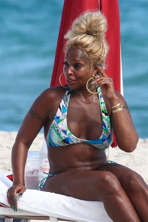 MARY J BLIGE In Bikini On The Beach In Miami 12 06 2021 HawtCelebs