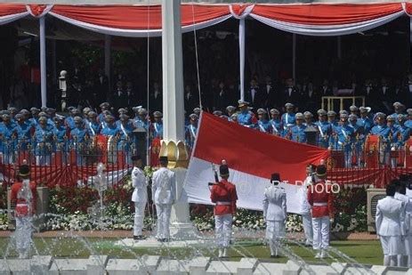 hari kemerdekaan indonesia jokowi pakai baju adat tanah lumbu  upacara hut   ri solopos