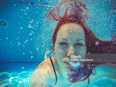 Glückliche Frau Unter Wasser Nahaufnahme Porträt Im Schwimmbad Stockfoto Und Mehr Bilder Von