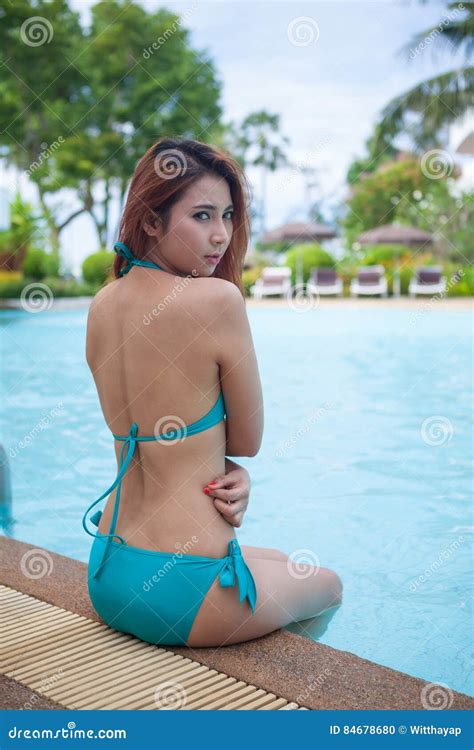 Sexy Asiatisches Mädchen Im Blauen Bikini Der Nahe Schwimmen Sitzt Stockfoto Bild Von Lügen