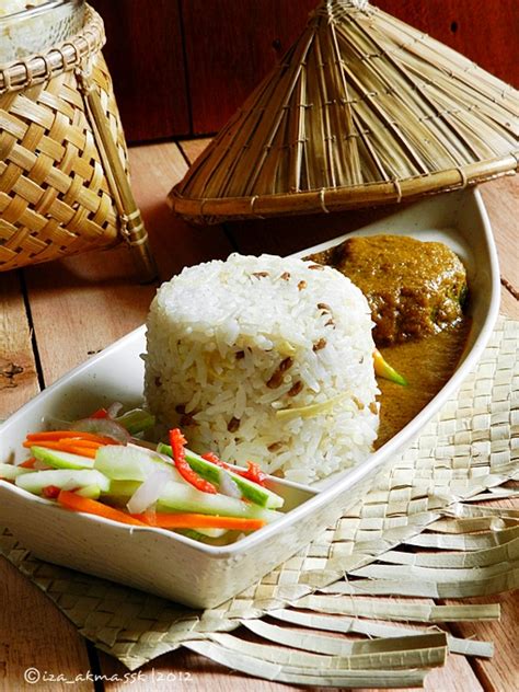 ناسي داڬڠ, trader's rice) is a malaysian dish consisting of rice steamed in coconut milk, fish curry and extra ingredients such as pickled cucumber and carrots. Terengganu Nasi Dagang - Seremban m