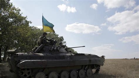 Char Qui Ecrase Une Voiture Ukraine - Kiev accuse Moscou de masser des troupes en Crimée