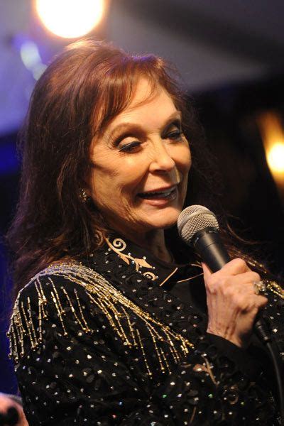 Loretta Lynn Shows Us How It S Done At The 44th Annual CMA Awards On