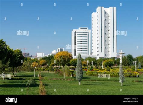 Parque con hermoso jardín y vegetación en Ashgabat Turkmenistán