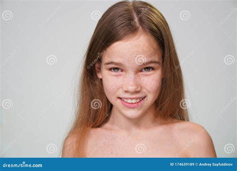 Chica Adolescente Con Pecas Pelo Rojo Sonrisa Pared Blanca Imagen De