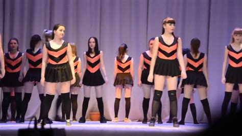 Russian Schoolgirls Twerk At School Performance Youtube