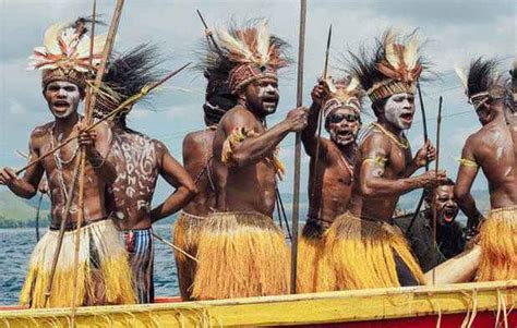Mereka juga tersebar di wilayah lain. √ 4 Pakaian Adat Papua: Aksesoris dan Senjata Khas