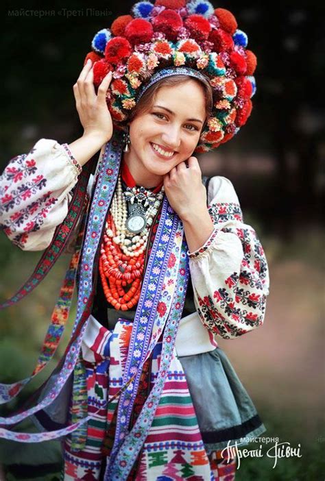 traditional outfits ukrainian women folk fashion