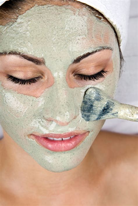 Carry a few face masks in your purse or car f 5 DIY Face Masks That'll Make Your Skin Glow - Scoop Empire