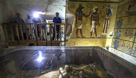 could a door in king tut s tomb lead to queen nefertiti