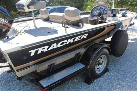 2000 Tracker Tournament V18 Special Edition Bass Boat W90hp Mercury