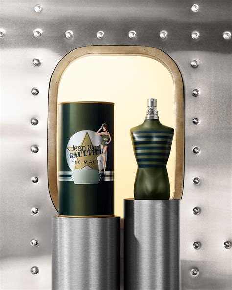 The powerful surge of a woody aromatic eau de toilette is propelled by the freshness of bergamot and the vigour of violet leaves and geranium. Le Male Aviator Jean Paul Gaultier colônia - a novo ...