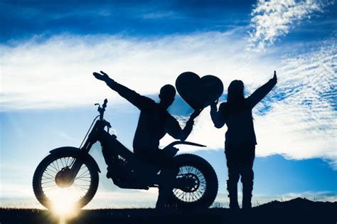 48 imágenes y fotos de parejas enamoradas muy románticas. Silueta De Amantes Románticos Y Motocross Con Puesta De ...