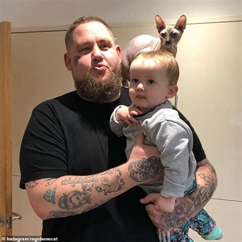 Rag 'n' bone man has been a prolific underground name for a couple of years now, honing a. Rag'n'Bone Man « sort avec une serveuse mère de trois ...