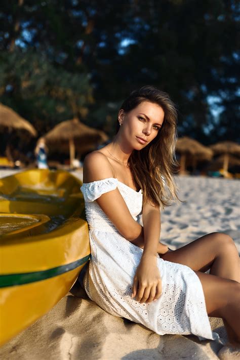 배경 화면 Nikolay Novikov 갈색 머리의 야외 여성 벌거 벗은 어깨 여자들 뷰어를보고 햇빛 하얀 드레스 바닥에 바닷가 피사계 심도