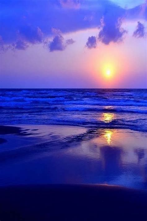 Lindo Amanecer Sobre Un Mar Azulla Tranquilidad De Una Mañana