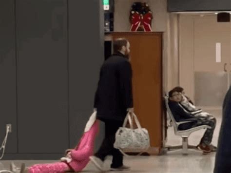 El Video Que Entristece Un Hombre Arrastra A Su Hija Por Un Aeropuerto