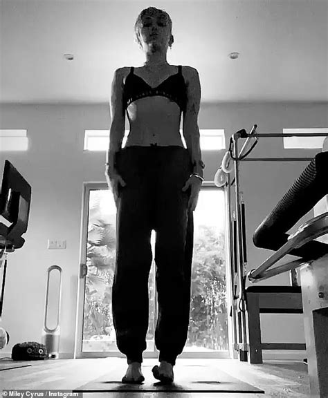 Miley Cyrus Flaunts Her Stunning Figure In A Bra And Sweats As She