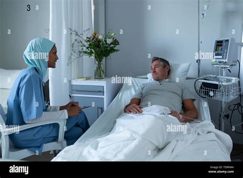 Female Doctor Interacting With The Patient In The Ward Stock Photo Alamy
