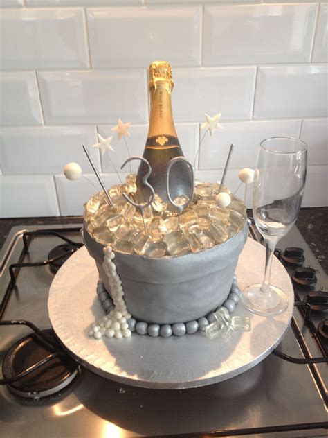 But we're particularly fond of these glitter ones and how they top a cake so perfectly. Pin by Melissa Power on My cakes | 30 birthday cake, 21st ...