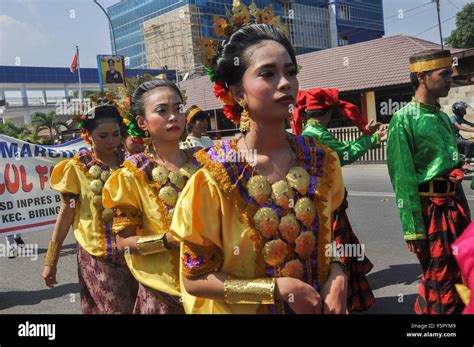 Makassar Indonesia 08th Nov 2015 People Wear Traditional South Sulawesi Clothes At Makassar