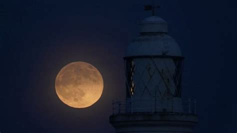 La Prima Eclissi Del 2020 La Luna Offuscata Dalla Penombra Della Terra