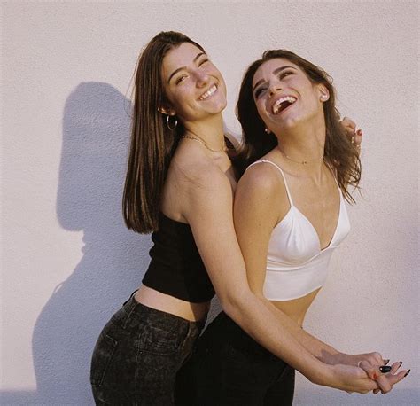 Tiktok Stars Dixie And Charli Damelio Land Their Own Reality Show