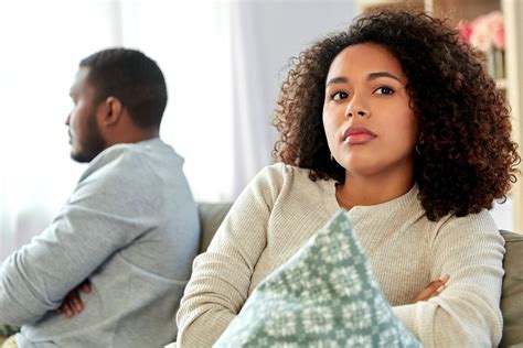 40 Signs Of An Unhappy Relationship According To Experts
