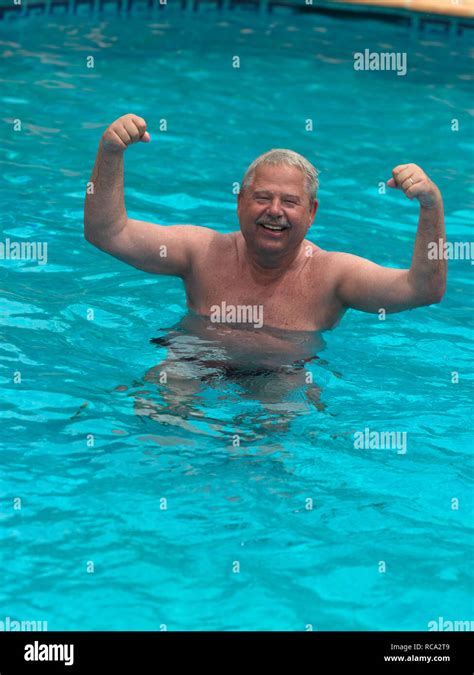 Lterer Mann Im Swimmingpool Macht Wassergymnastik Elderly Man
