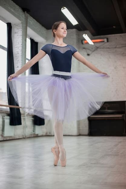 Jolie Danseuse De Ballet En Studio Photo Gratuite