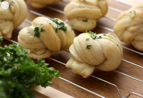 Easy Garlic Knots A Kitchen Addiction