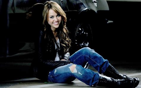 Mileys In Cool Jacket Nd Boots Miley Cyrus Outfits Wallpaper