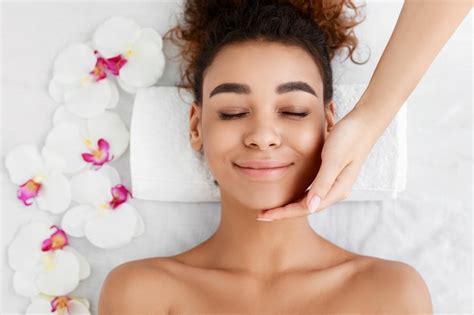 tratamento de beleza facial mulher recebendo massagem facial no salão de beleza vista superior