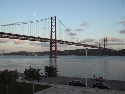 Just east of the bridge, the tagus suddenly broadens into a bay 7 miles (11 km) wide called the mar de palha (sea of straw) because of the way that 25th of april bridge. File:Lisboa-Ponte 25 de Abril-3.jpg - Wikimedia Commons