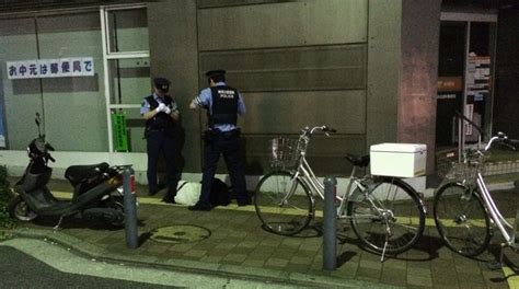 日曜日の深夜、路上で寝込む若い女性を警察官が保護！｜関内新聞